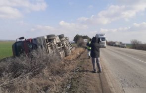 поривите вятъра обърнаха камиони русенско снимки