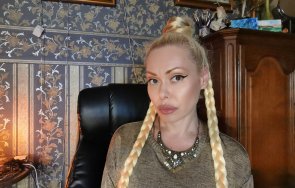 ядосвайте албена вулева бившата водеща ходи оръжие ръка снимки