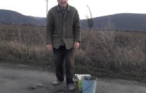 пенсионер запълва сам зинали дупки пътя