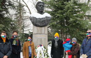 херо мустафа положи цветя паметник левски