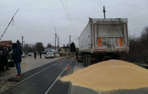 сблъсък влак удари тир разсипа голямо количество царевица