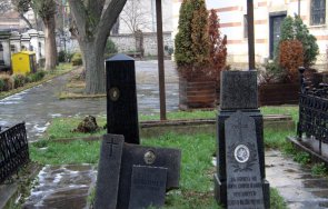 безбожници потрошиха паметници свещеници заровили църковен двор