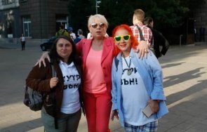 пълен цирк протестърка хукна ваксинира без сутиен