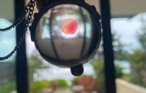 луда работа гаджето меган фокс носи амулет кръвта снимка