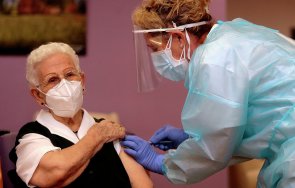 две жени дегизираха възрастни бъдат ваксинирани