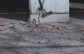 мазилка сграда падна десетки пешеходци центъра софия