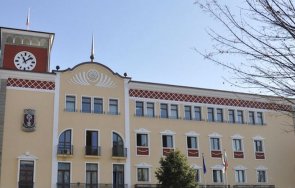 деца украсяват дървета повод баба марта хасково