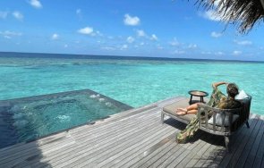 пазителка вота дебъ пусна плажа малдивите почива петзвезден комплекс снимки