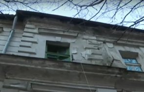 опасни отломки къща руши центъра софия камъни застрашават живота хората