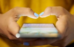 влизаме телефон тоалетната