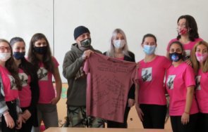 столично училище готови всеки ден носят розови фланелки