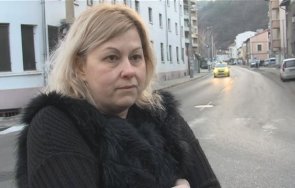 бездомно куче нахапа млада жена дупница