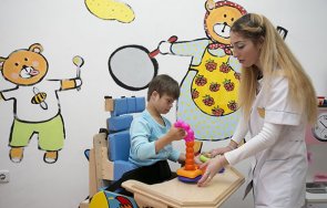 подпомагат 193 деца пари българската коледа