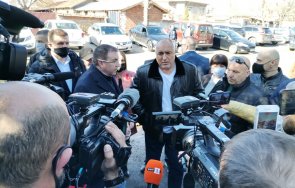 премиерът борисов село малево полагаме денонощни усилия запазим нормалния начин живот гражданите пандемията готови сме доставяме ваксини самолет