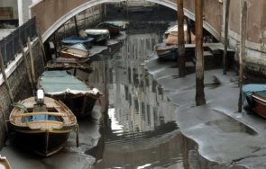 каналите венеция пресъхнаха гондолите движат