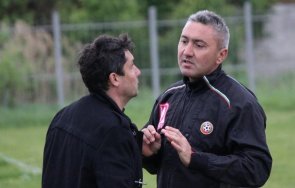 въпреки мерките руен игра футболен мач публика бивш елитен съдия прави вижда феновете снимки