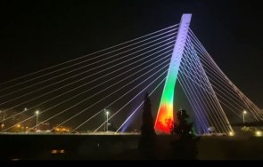 българският трибагреник огря емблематичния мост милениум черногорската столица подгорица видео
