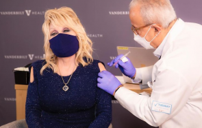 ваксинираха доли партън спонсорираната нея модерна