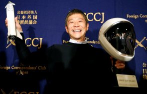 японски милиардер подбира хора пътуват луната