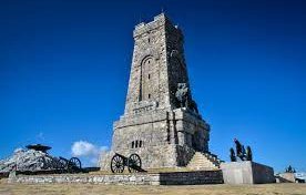 метални ограждения посрещат посетителите шипка