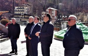 новоизбраният кмет баните заема мястото баща почина covid