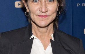 актрисата еди фалко превъплъти образа хилари клинтън