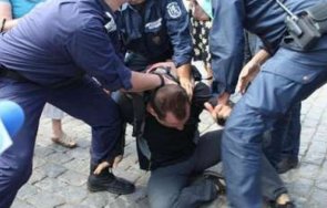 задържаха мъж нападнал нож полицаи смядово