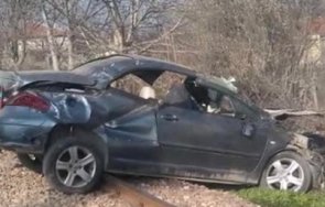 успяха спасят жената сгазена влак прелеза скутаре