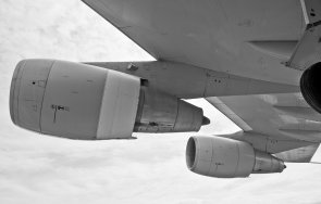 драма небето самолет кацна аварийно заради откъсната част двигател