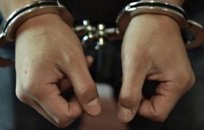 вандал счупи тухла стъкло автомобил