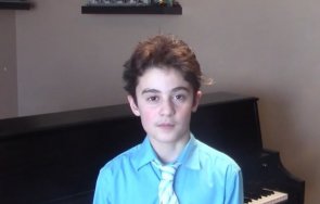 годишно българче свири роял албърт хол