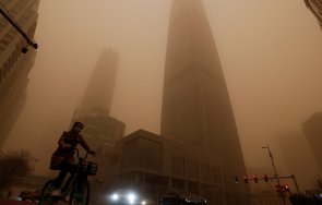 силната пясъчна буря десетилетия връхлетя пекин видео снимки