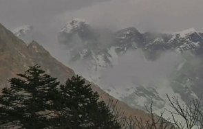 първата група алпинисти сезон пристигна еверест