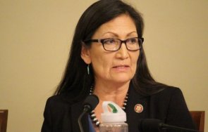 сенатът сащ утвърди дебра хааланд министър вътрешните работи