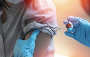 Властите в допълнително ще съкратят срока ваксинираните срещу коронавирус да