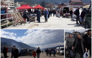 горещо пик мерките мираж малък град стотици без маски тълпят пазар видео снимки
