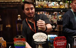 истерия острова британците резервират места очаквайки отварянето любимите пъбове