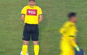 футболен съдия изпика центъра терена началото мач видео