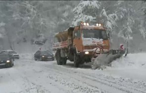 сняг аварирал камион блокираха движението пътя самоков клисура
