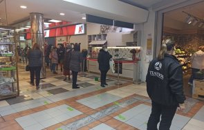 народът пощуря огромни опашки вият големите магазини бургас снимки