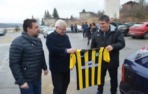герб перник подари екипи футболистите димитровец