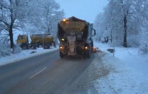 микробус преобърна заради снега