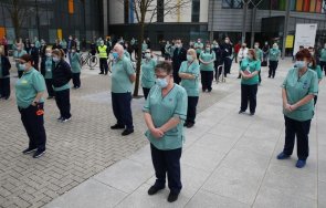 минута мълчание британците отбелязаха година карантината почетоха 126 хиляди жертви