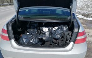 рутинна проверка мирис издаде пълна кола тютюн