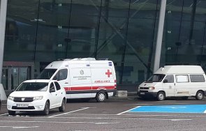 извънредно самолет covid болен кацна летището крумово хвърчат линейки снимки