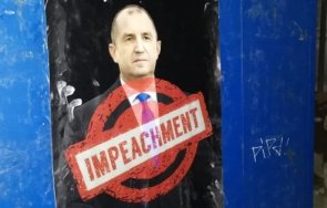 извънредно граждани ударна акция румен радев софия осъмна негови плакати призиви импийчмънт видео