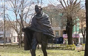 вандалщина откраднаха очилата статуята ганди варна