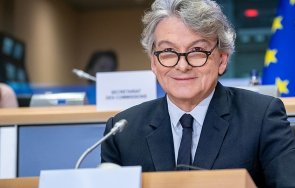 еврокомисар ускоряването производството ваксини дава възможност видим светлина края тунела