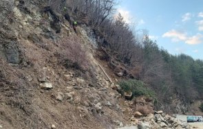 пътят смолян чепеларе остава затворен заради свлачище