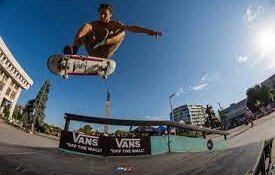 скейтър пирогов разби пътен знак